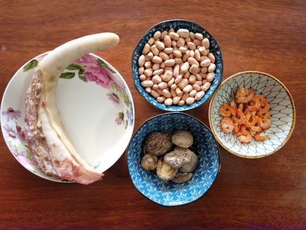 花生香菇煲猪尾