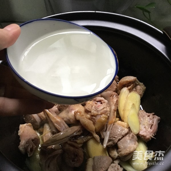仔姜焖鸭的做法