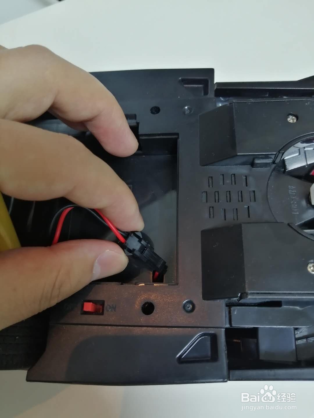 如何拆卸遥控汽车充电电池