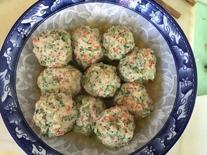 鸡胸肉时蔬丸子汤的做法