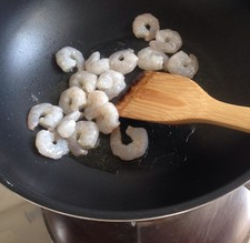 芒果炒虾仁的做法