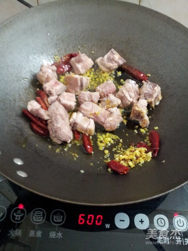 板栗焖排骨的做法