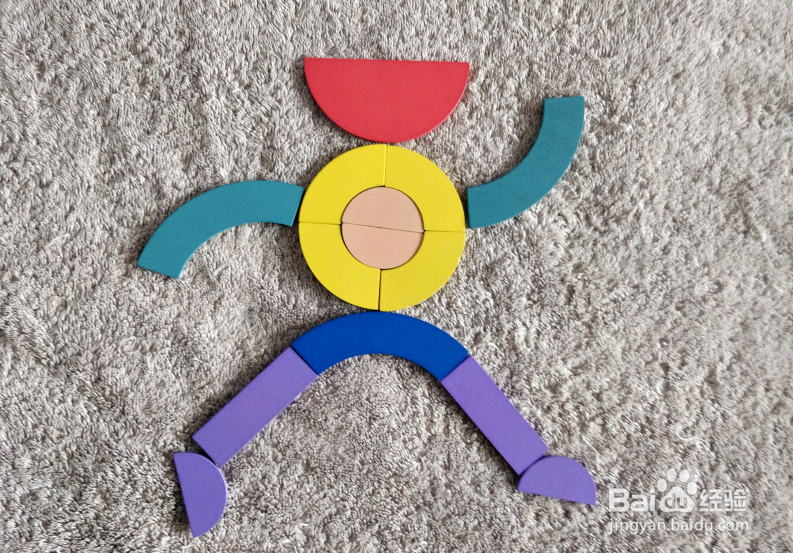 含四个圆形的跑步运动员用蒙氏积木怎样拼?