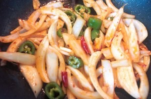 洋葱炒鸡胸肉的做法