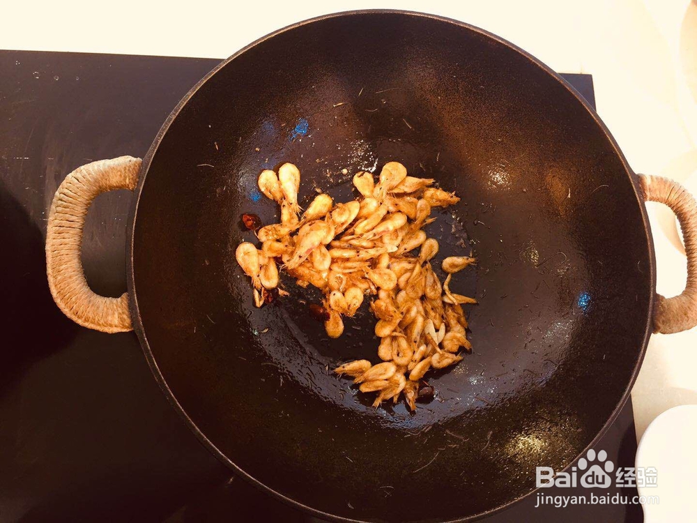 味美鲜香的油爆小河虾