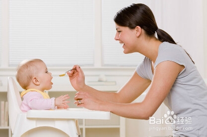 给宝宝添加辅食的时间和具体操作方式