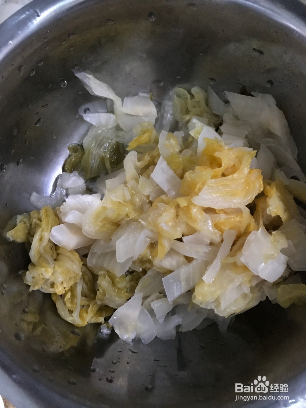 如何制作酸菜排骨炒土豆粉