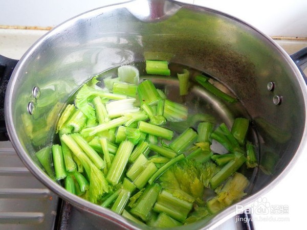 芹菜炒牛肚的做法