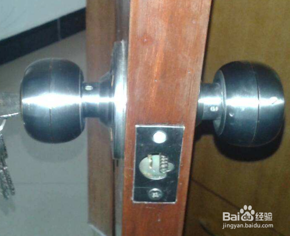 索菲特门锁安装方法