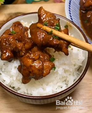 如何自制美味葱油焖鸡?