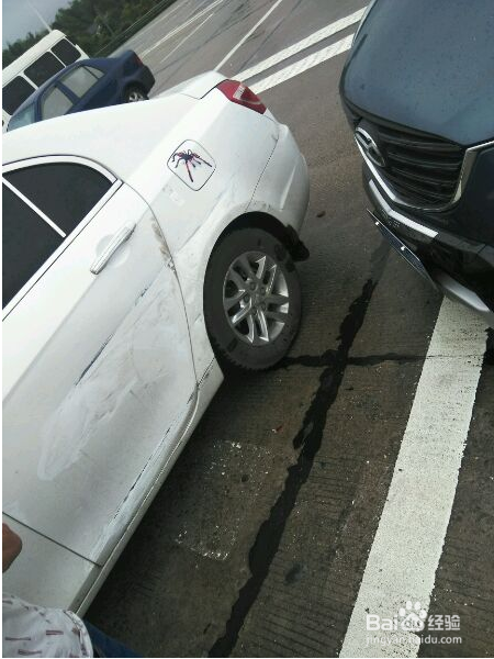 开着新车回娘家,刚下高速就被撞