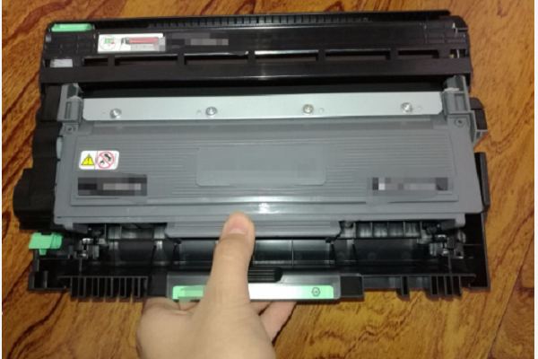 富士施乐s1810复印机更换完墨粉筒为什么还显示准备备份墨粉标志呢