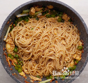 怎样制作酱香浓郁的鸡蛋拌面步骤