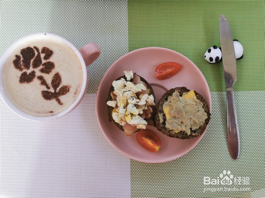 香喷喷的牛油果培根鸡蛋汉堡