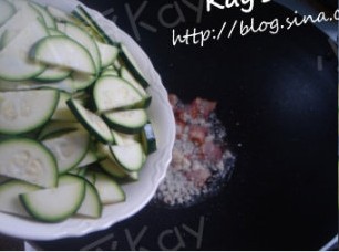 剁椒培根炒西葫芦