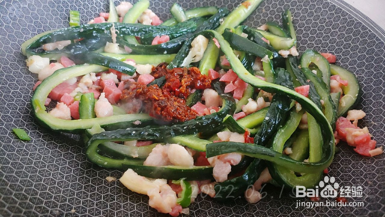 蒜辣肉酱脆瓜条的做法
