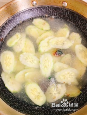皮蛋黄瓜汤的做法