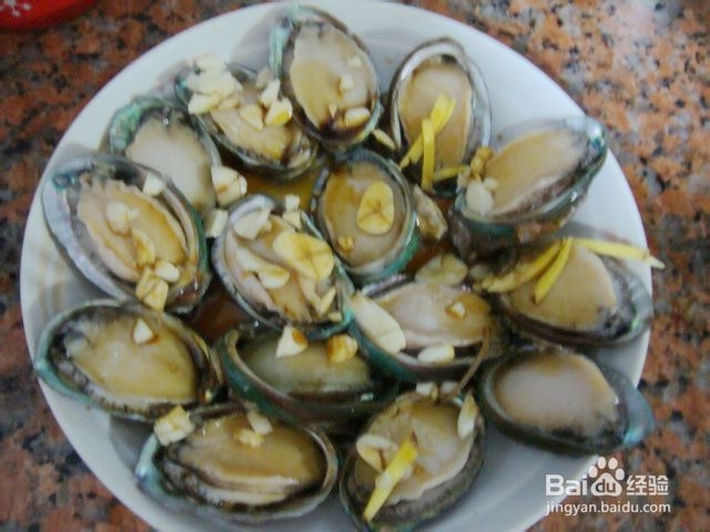 鲜美的蒜蓉豉油蒸鲍鱼