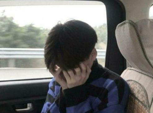 awkward和embarrassed区别是什么