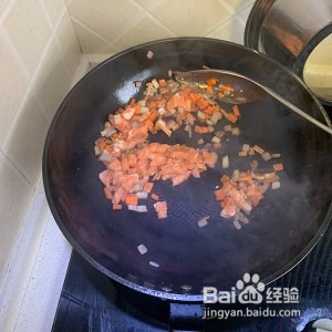 三文鱼炒紫米饭的做法