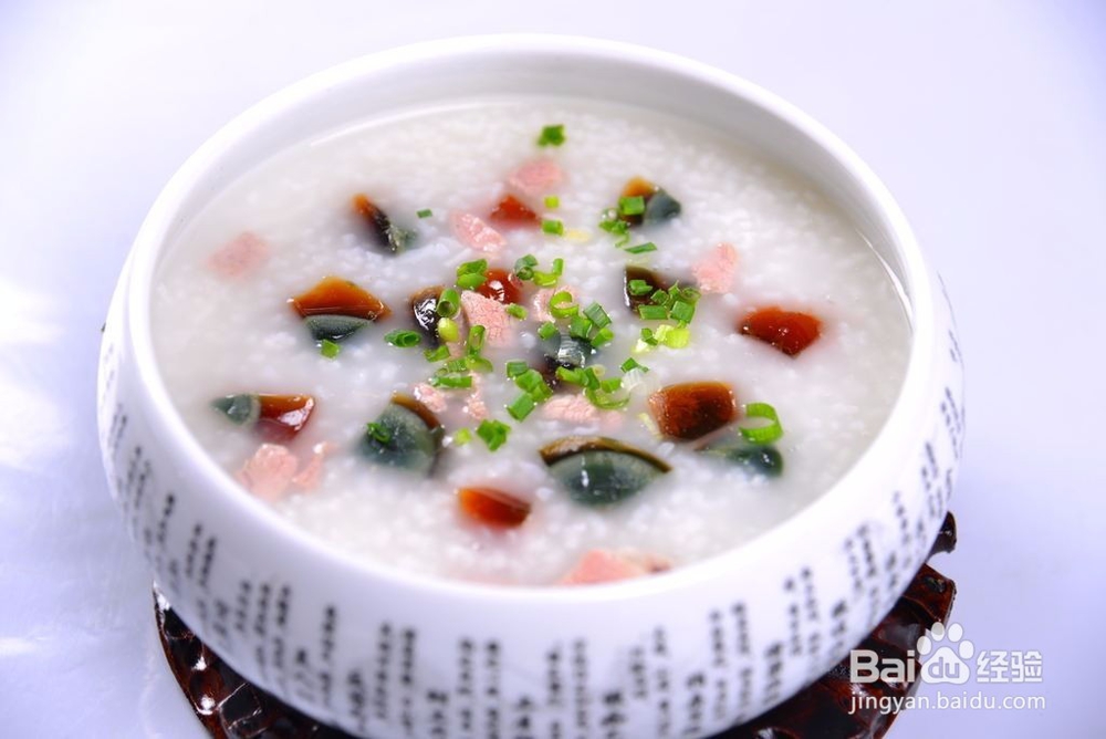 6步做出营养美味的皮蛋瘦肉粥~