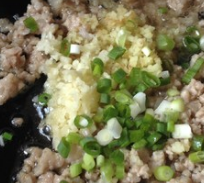 肉末豆腐葱花的做法