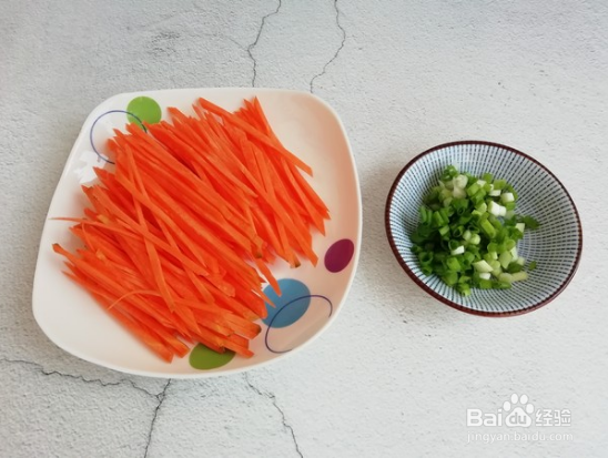 胡萝卜炒鸡快手菜