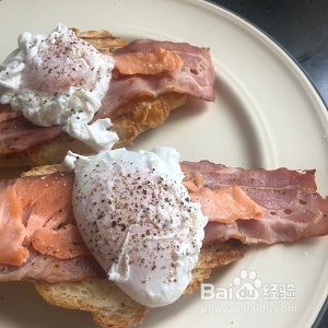 烟熏三文鱼培根本尼迪克蛋，附水波蛋荷兰酱做法
