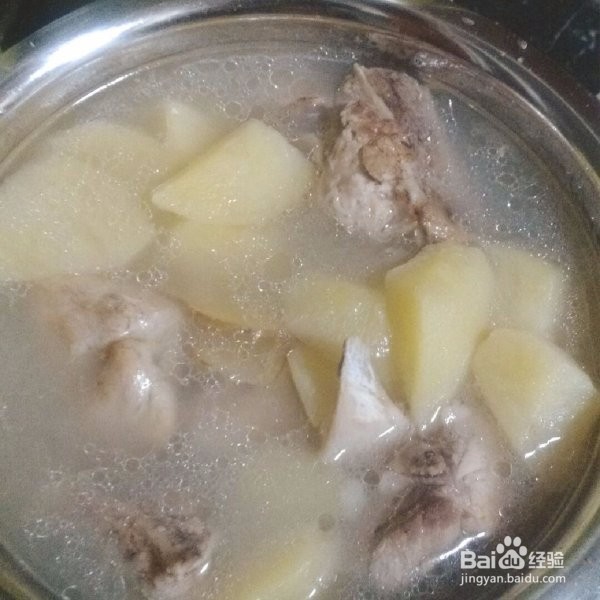 土豆排骨汤简单做——补钙,解馋