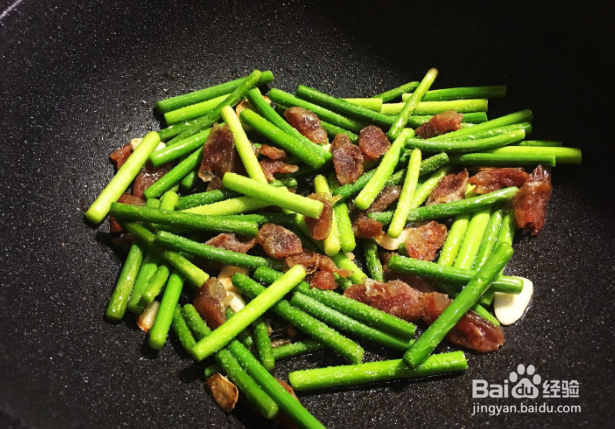 腊肠炒蒜苔的做法