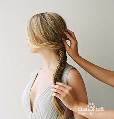 自己打造鱼骨辫马尾