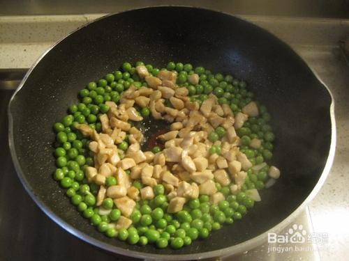 鸡肉丁炒青豌豆