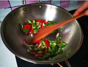 辣炒鱿鱼圈的简单做法