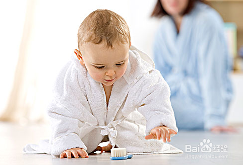 如何锻炼宝宝爬行呢？