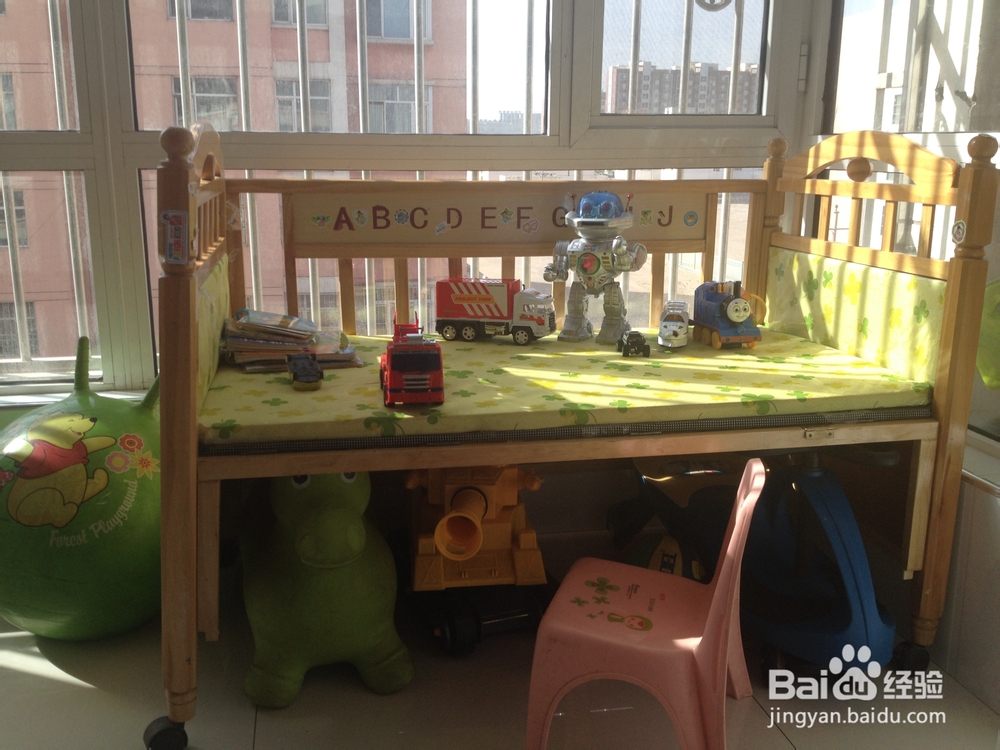 婴儿床变身工作台