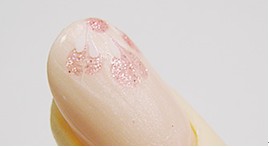 彩绘美甲如此制造，粉嫩您的指甲