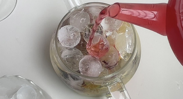 雪碧青桔蔓越莓饮