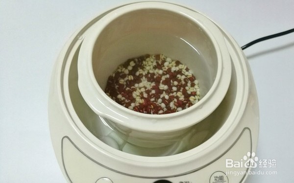 祛湿排毒的薏米红豆粥