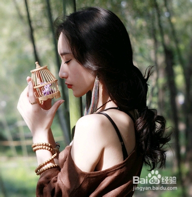 长卷发彰显优雅气质的简单扎法