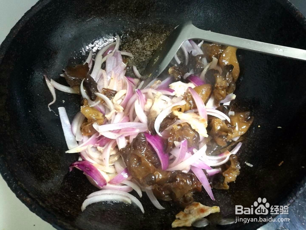 苗府洋葱木耳炒肉片的做法