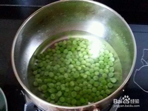 豌豆炒香肠的做法