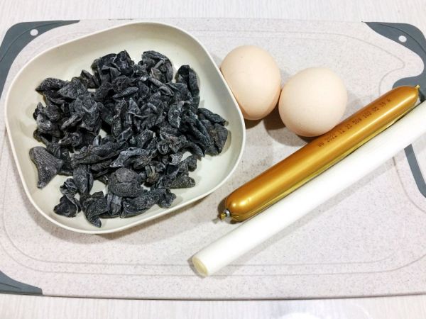 火腿肠黑木耳炒蛋