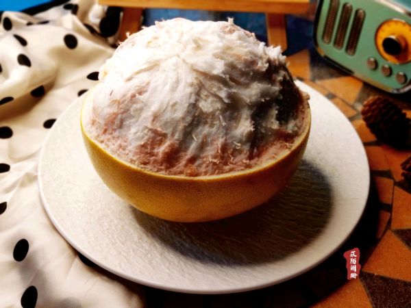 爱TA就剥柚子给TA吃