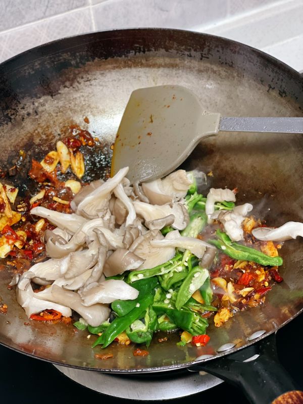 青椒平菇炒肉盖浇饭