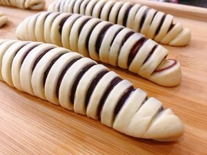 早餐面包豆沙面包卷的做法