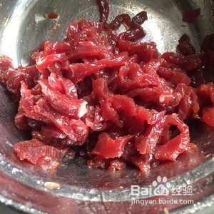 制作美味的芹菜炒牛肉