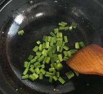 西红柿鸡蛋炒面的做法