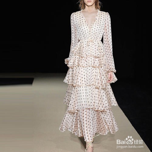 波点元素,女人经久不衰的穿搭技巧