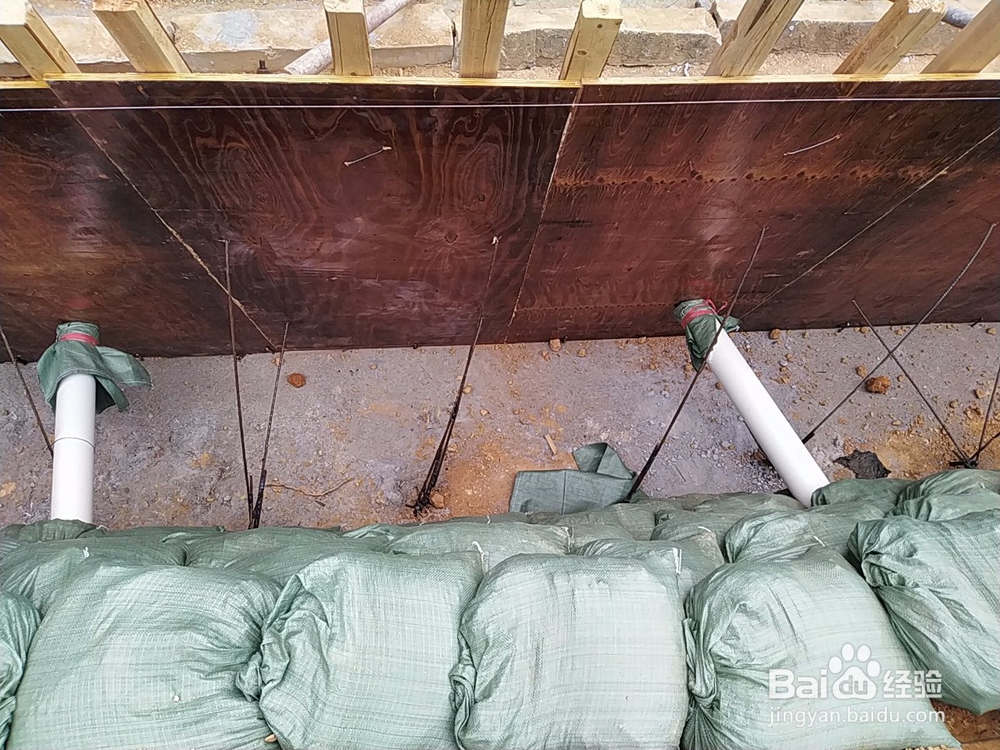 如何确保铁路线路侧沟挡墙模板不涨模变形