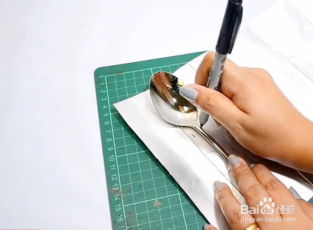 生活小妙招,喝完的奶盒的做成餐具收纳盒很实用